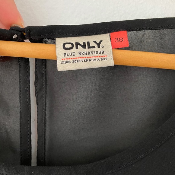 Sheer black tank top with lacy detailing - Picture 4 of 5